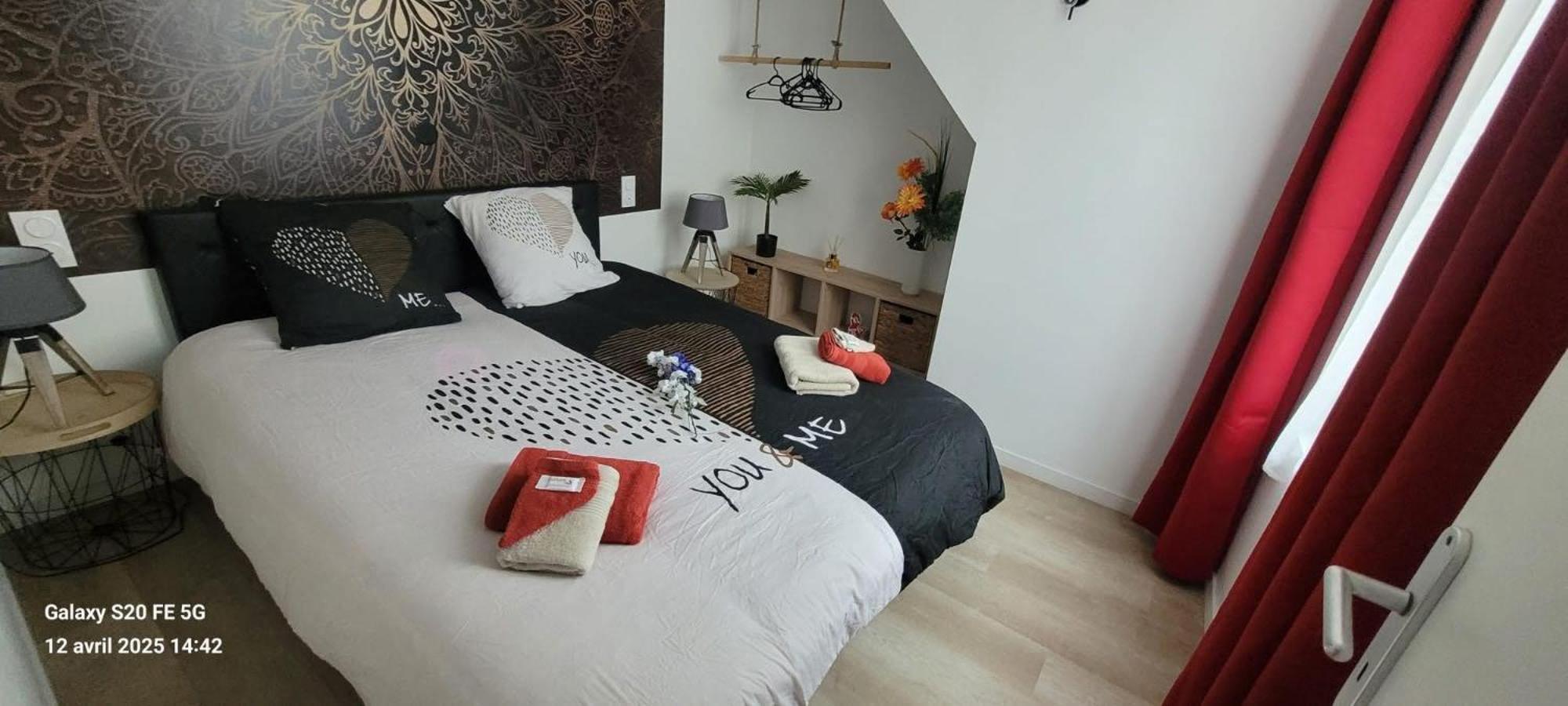 Les Volets Bleus - Deux Appartements Et Un Studio, Jardin Bourges Exterior photo